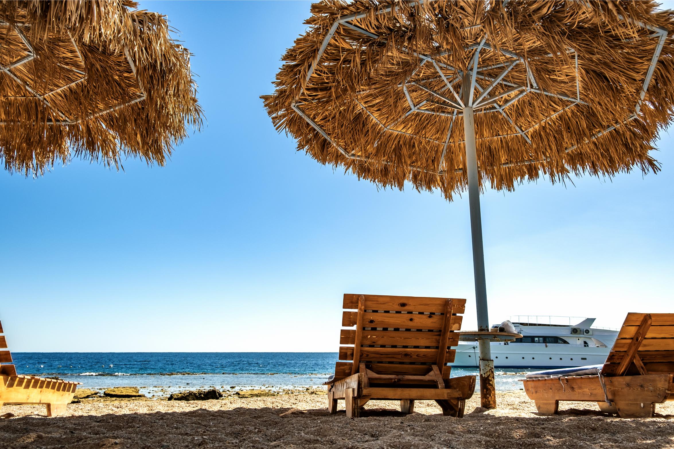 rough-straw-sun-umbrella-hurghada