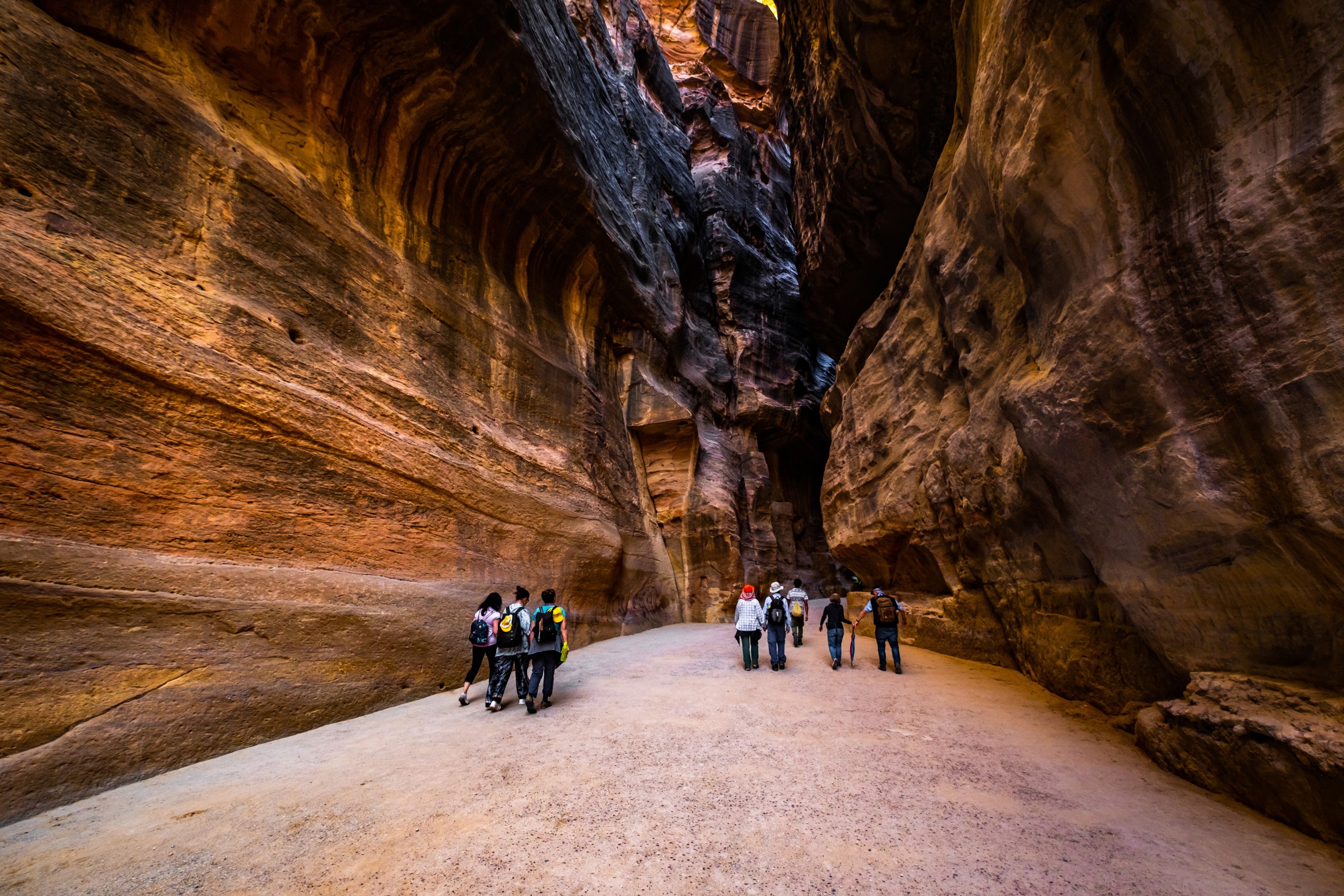 tourists-between-rocks-jordan